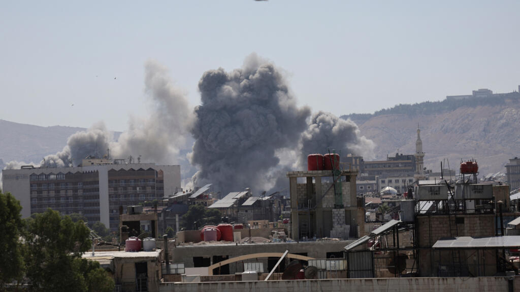 阿拉伯半岛电视台的画面显示,2025年7月16日,以色列军队空袭叙利亚首都大马士革,国防部冒起浓烟。