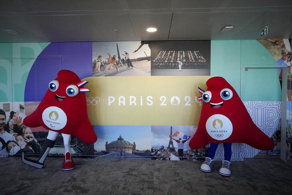 Os mascotes dos Jogos Olímpicos de Paris 2024, à direita, e os Jogos Paraolímpicos, um boné frígio, posam durante uma prévia em Saint Denis. Em 10 de novembro de 2022.