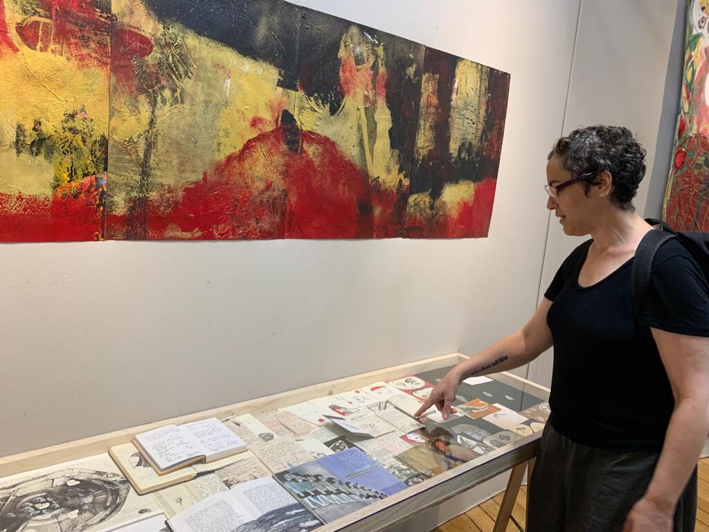 A filósofa, escritora e artista plástica Marcia Tiburi mostra as obras presentes na sua primeira exposição de artes plásticas, Terradorada.