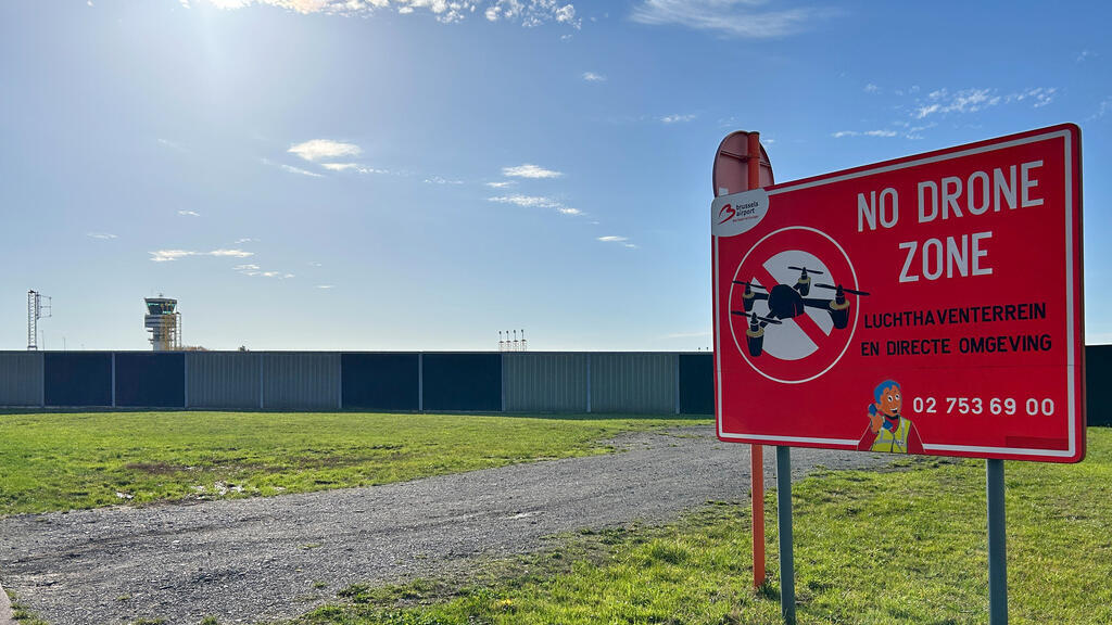La tour de contrôle, à gauche, et un panneau interdisant les drones juste à l'extérieur du périmètre de l'aéroport international de Bruxelles à Zaventem, en Belgique, après avoir signalé une activité nocturne de drones au-dessus de l'aéroport, mercredi 5 novembre 2025.