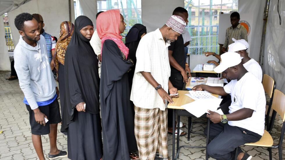 Wapiga kura wakisubiri kupiga kura Zanzibar, Oktoba 28, 2020.