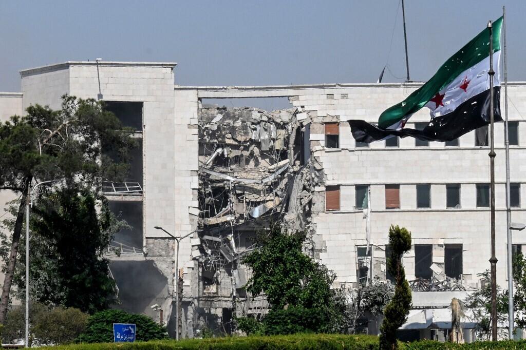 Dégâts causés par les frappes israéliennes sur le siège de l'armée syrienne et du ministère de la Défense, à Damas, le 16 juillet 2025.