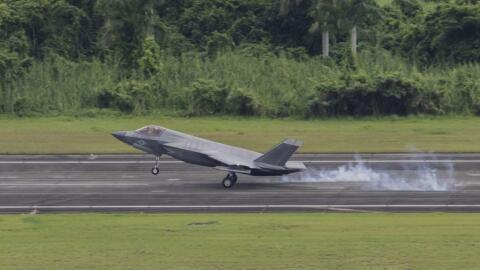 تصویری از یک جت جنگنده اف-۳۵ ایالات متحده در فرودگاهی در پورتوریکو / 19 سپتامبر 2025