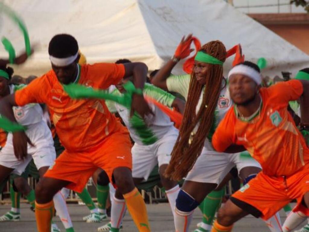 Danseurs aux couleurs de la Côte d'Ivoire. Parade d'ouverture du MASA festival d'Abidjan.