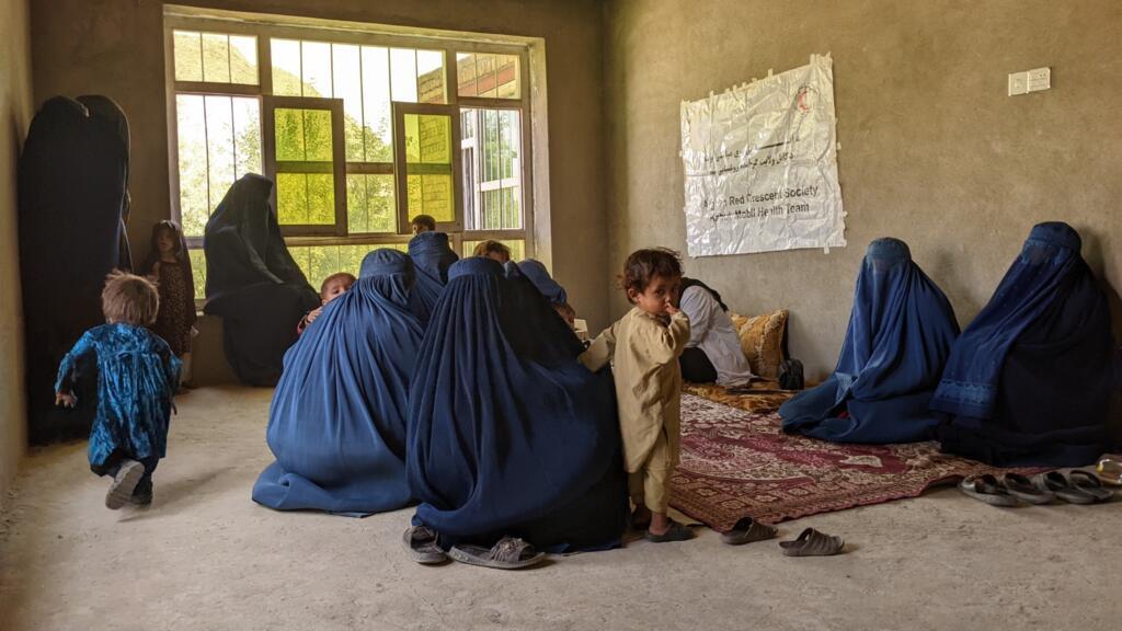 « Les consultations ont lieu au premier étage d'une échoppe en construction, des dizaines de femmes en burqa sont assises à même le sol sur des nattes en plastique »