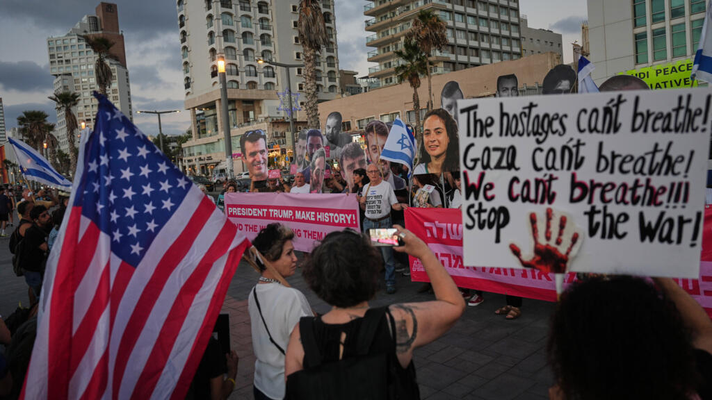 Les proches et soutiens des otages détenus par le Hamas dans la bande de Gaza réclament leur libération immédiate et la fin de la guerre en cours, devant l’antenne de l’ambassade des États-Unis à Tel-Aviv, en Israël, ce lundi 29 septembre 2025, pendant la rencontre entre le président américain Donald Trump et le Premier ministre israélien Benjamin Netanyahu à la Maison-Blanche.