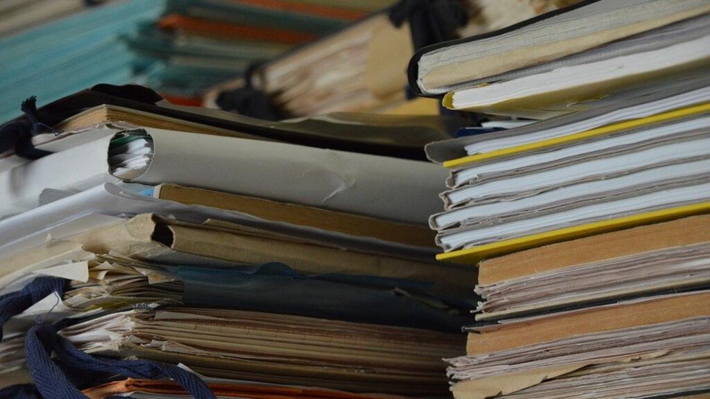 Crouler sous les dossiers, c'est aussi ça la bureaucratie.