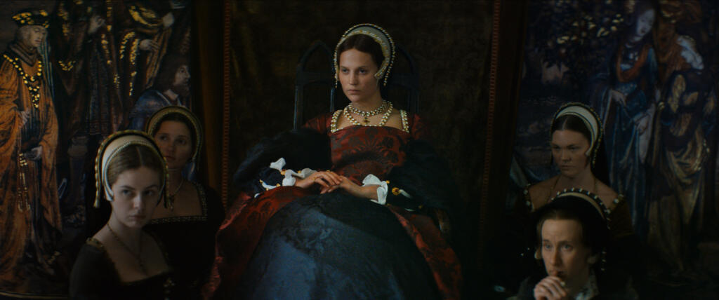 A atriz Alicia Vikander (centro) no filme "Firebrand", do cineasta brasileiro Karim Ainouz.