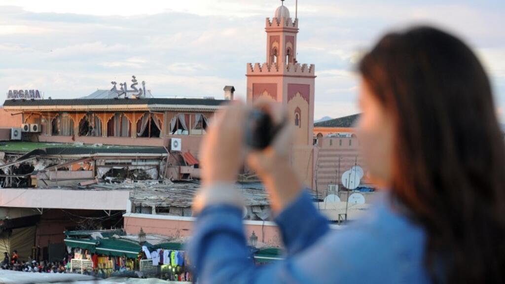 Une touriste prend en photo la place Djemaa el-Fna à Marrakech (Maroc). (Photo d'illustration)