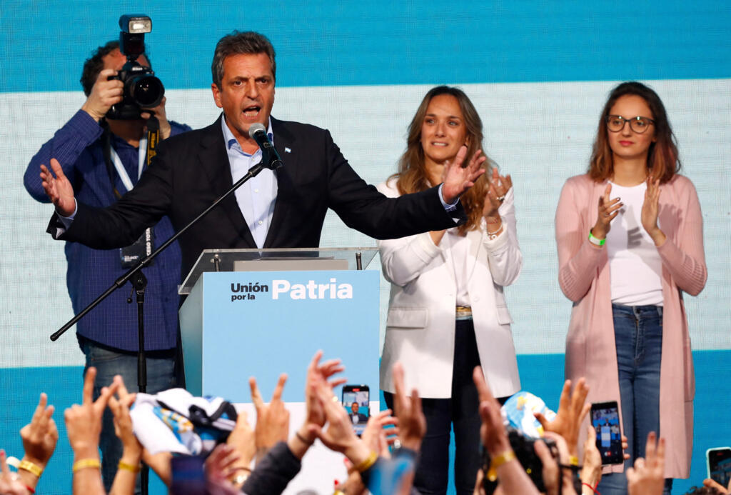 Sergio Massa em frente aos seus apoiadores na noite do primeiro turno da eleição presidencial, 22 de outubro de 2023.