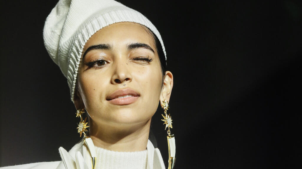A cantora e compositora britânica Jorja Smith lançou seu novo single "Little Things" em maio deste ano.