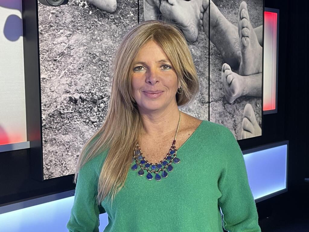 Fernanda Baumhardt, jornalista humanitária e autora no estúdio da RFI, em Paris.