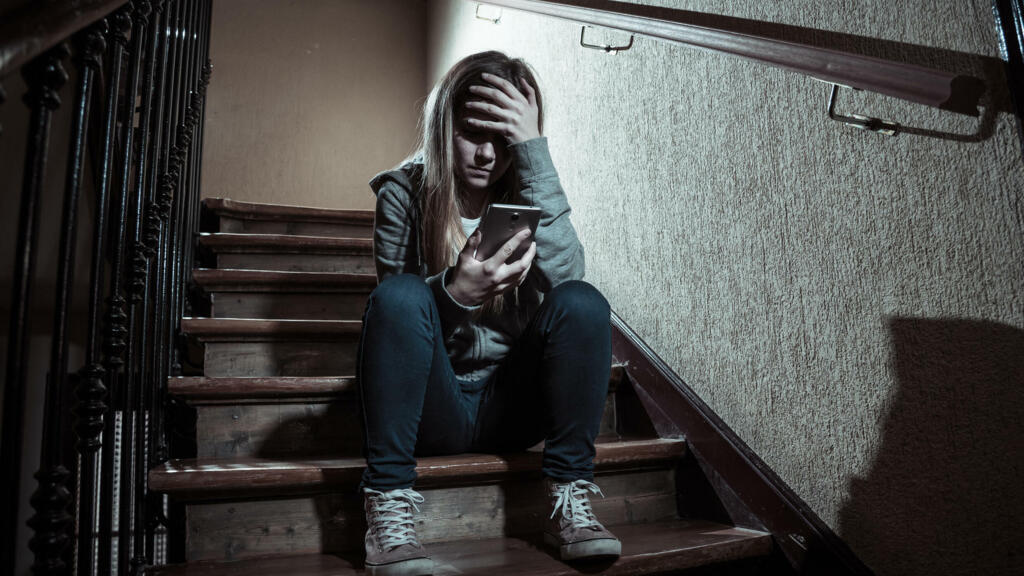 Nées avec les réseaux sociaux et les smartphones, les adolescentes ont bien changé. Elles basculent de plus en plus tôt et de plus en plus fort dans cette période trouble de l’adolescence.