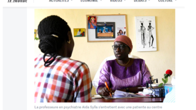 La professeure en psychiatrie Aïda Sylla s’entretient avec une patiente au centre hospitalier universitaire de Fann, à Dakar, en juillet 2018. SEYLLOU / AFP