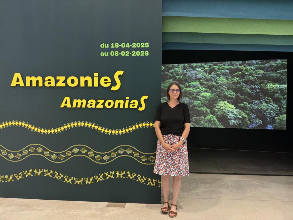 Marie-Paule Imbert, responsável pelas coleções das Américas e do círculo polar do Museu das Confluências, em Lyon, montou a exposição "Amazônias". Lyon, 25 de junho de 2025.