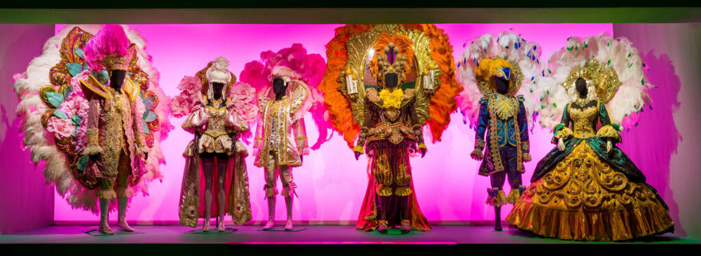 Uma das vitrines da exposição aborda a influência europeia e principalmente francesa nas fantasias do carnaval carioca.