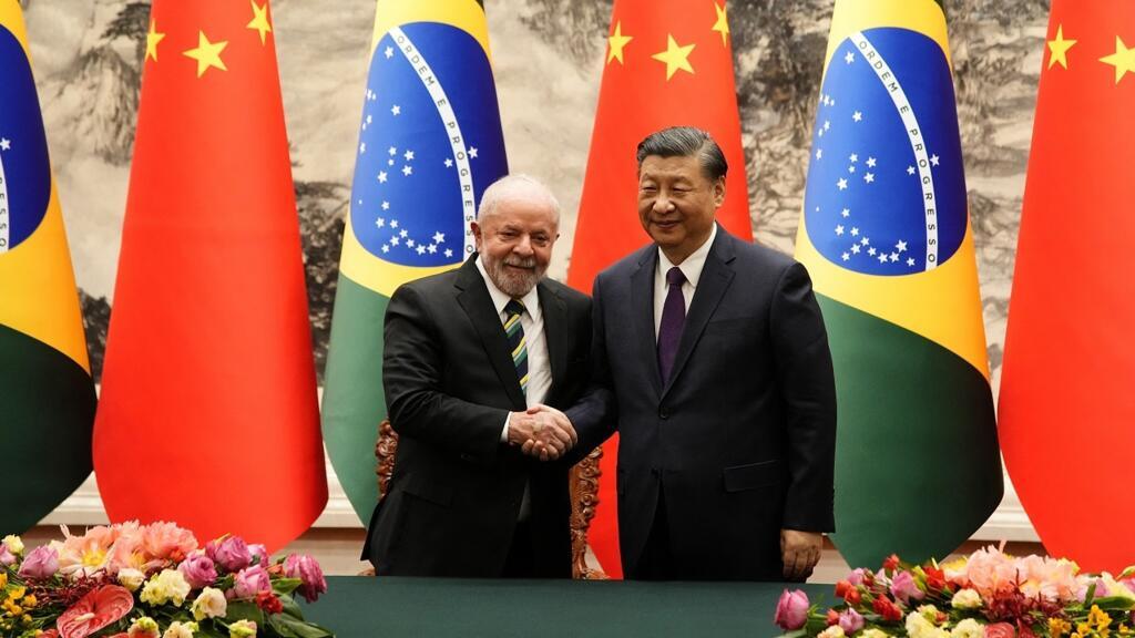 O presidente brasileiro Luiz Inácio Lula da Silva e seu homólogo chinês, Xi Jinping, em Pequim, em 14 de abril de 2023.