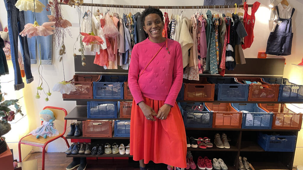 A brasileira Natalia Cordeiro em seu brechó de moda infantil recentemente aberto em Marselha.