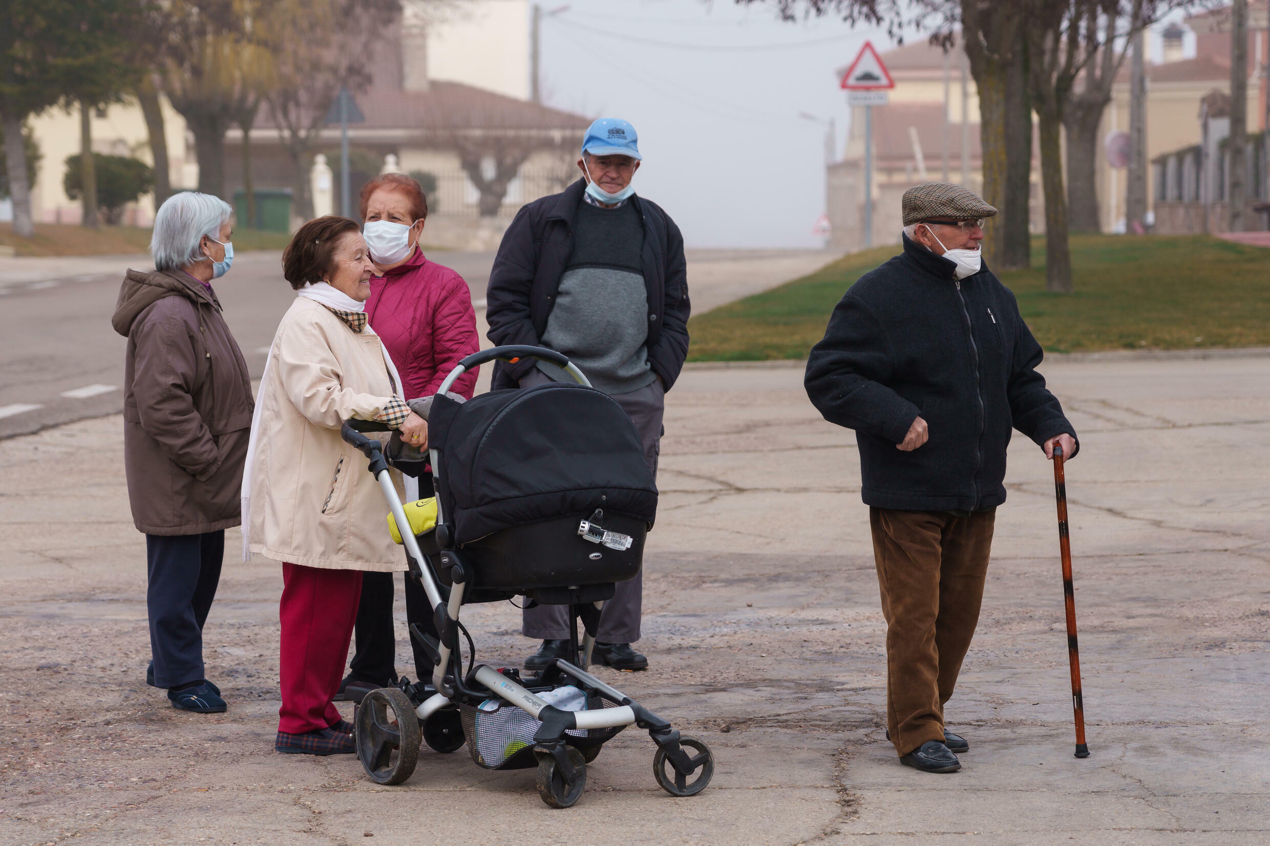 La gente está esperando su turno para abordar el autobús de la biblioteca que ofrece dinero en efectivo