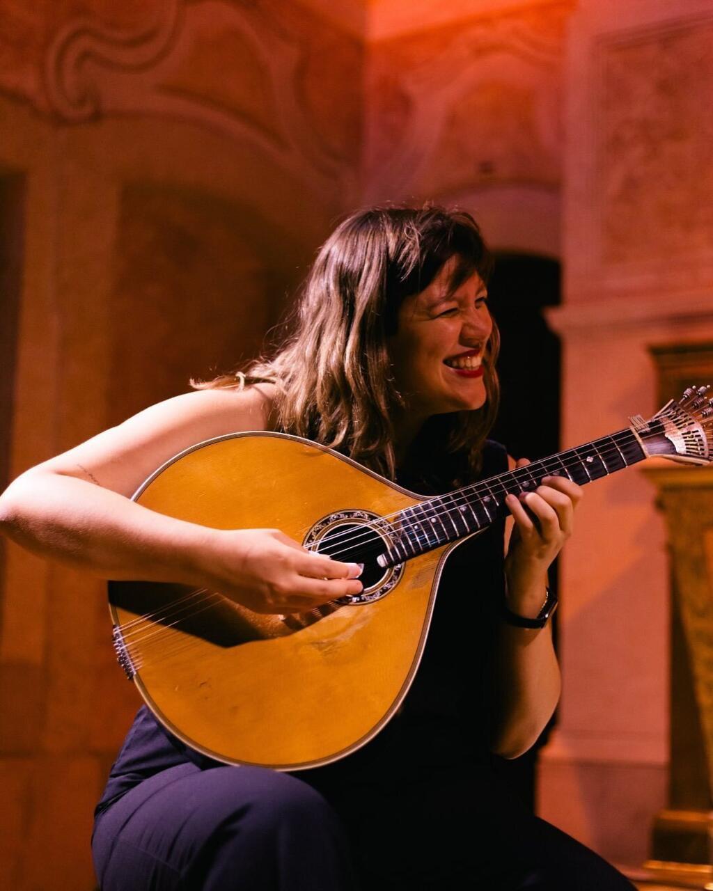 Fernanda Maciel, decidida em aprofundar os conhecimentos sobre fado, em 2016, se mudou para Portugal.