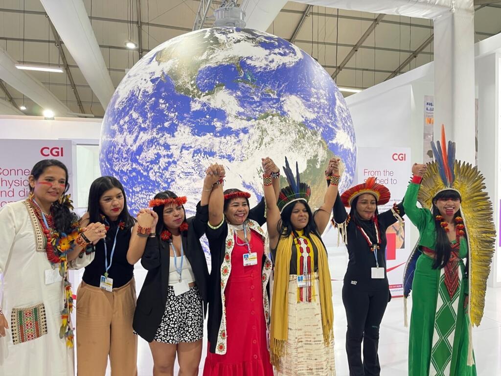 Mulheres indígenas, entre elas as deputadas Célia Xacriabá (d.) e Sônia Guajajara (terceira à direita) tiveram destaque na COP27, no Egito.