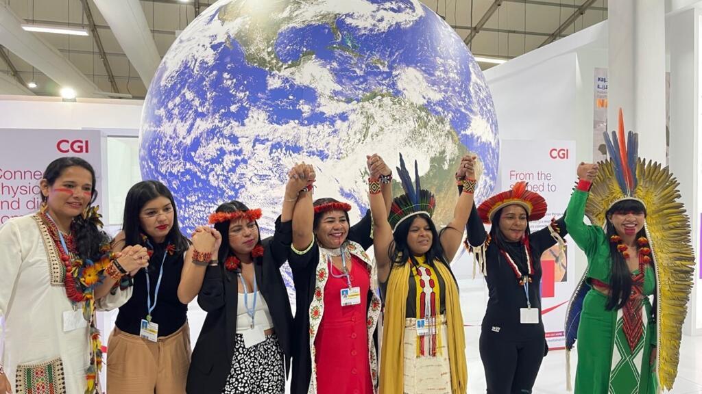 Mulheres indígenas circulam em destaque na COP27, no Egito.