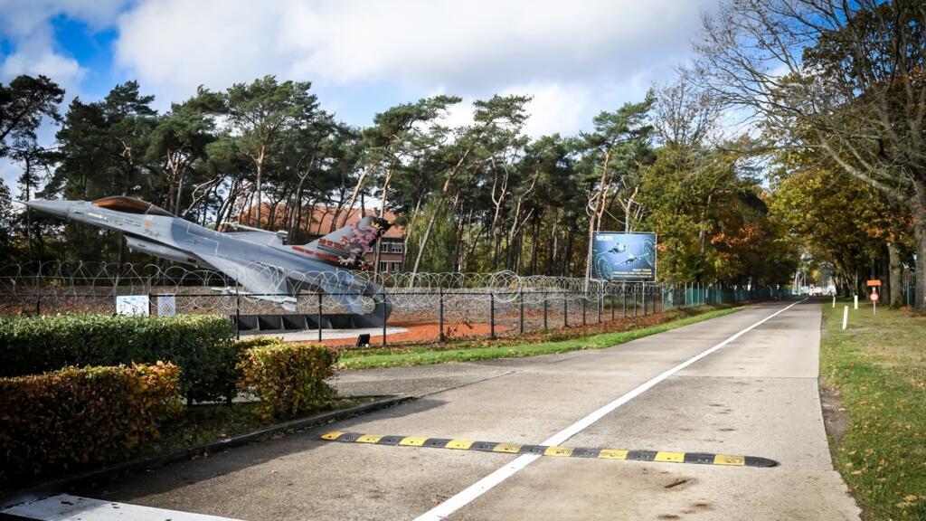 Entrée de la base aérienne de Kleine-Brogel en Belgique. Celle-ci aurait été survolée par des drones non identifiés les 31 octobre et 1er novembre 2025.