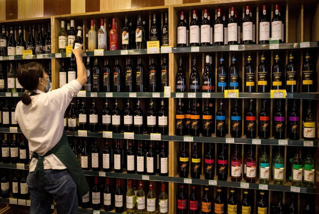 Vente de vins australiens (sur des étagères à droite) dans un magasin de Pékin, le 18 août 2020.