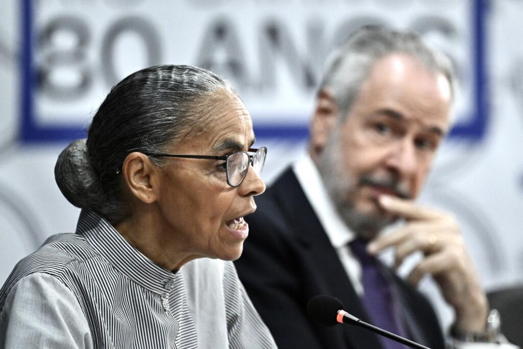 Ministra de Meio Ambiente, Marina Silva, fala à imprensa ao lado do presidente da COP30, André Corrêa do Lago. (31/10/2025)