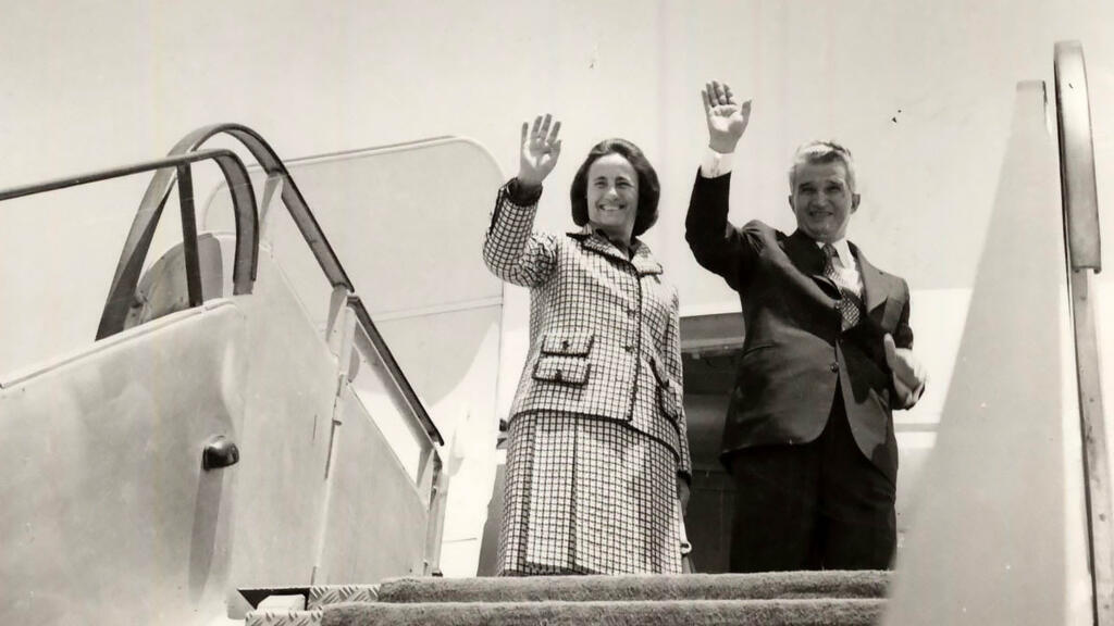 Vizita oficială de prietenie a preşedintelui Nicolae Ceauşescu, a Elenei Ceauşescu în Republica Arabă Egipt. Plecarea din Cairo. (11-13 mai 1977)
