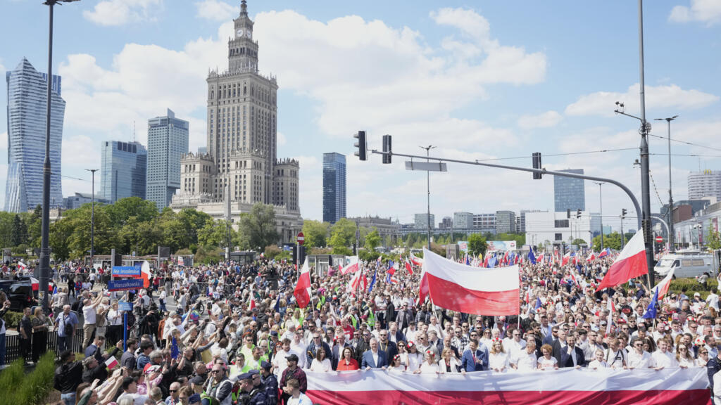Manifestation en soutient au candidat à la présidence Rafal Trzaskowski avant l'élection présidentielle décisive à Varsovie, en Pologne, le dimanche 25 mai 2025.