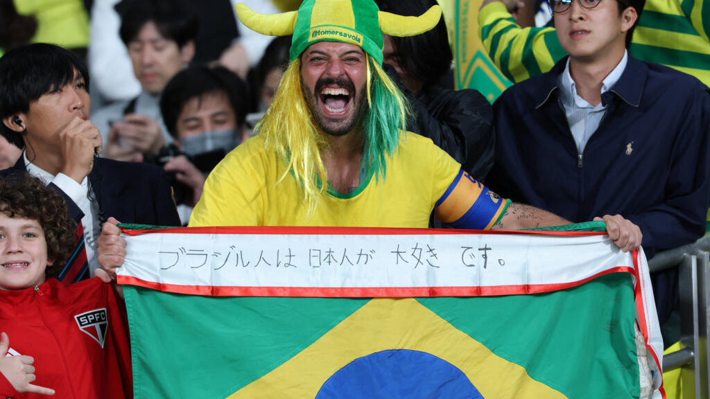 Torcedor brasileiro vibra na arquibancada do estádio de Tóquio durante o amistoso entre Brasil e Japão, em 14 de outubro de 2025.