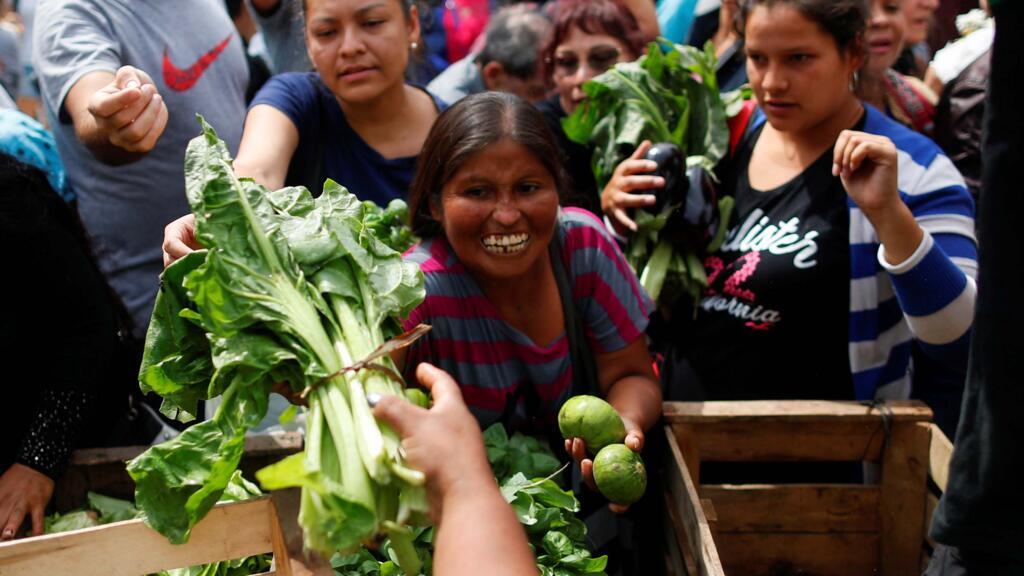 Les producteurs de légumes, en grève après la hausse des taxes sur le soja, distribuent leurs produits devant le palais présidentiel Casa Rosada, à Buenos Aires en Argentine, le 10 mars 2020.