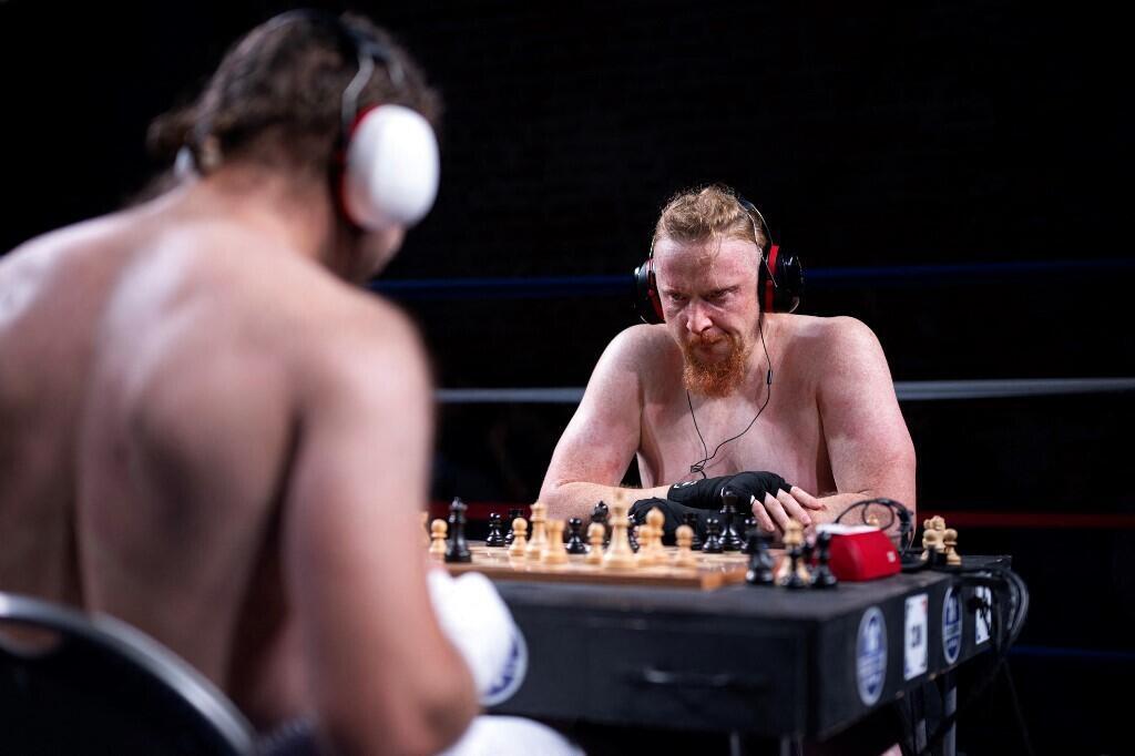 Simon Williams (R) en compétition contre Matthew Coldwell pour le titre du monde poids lourds de Chessboxing en Angleterre le 6/07/2024. Un sport qui oblige les participants à s'affronter en alternant des tours de 3 minutes d'échecs et de boxe. Le gagnant est déterminé par le concurrent qui assomme ou mat son adversaire en premier. (Image d'illustration)