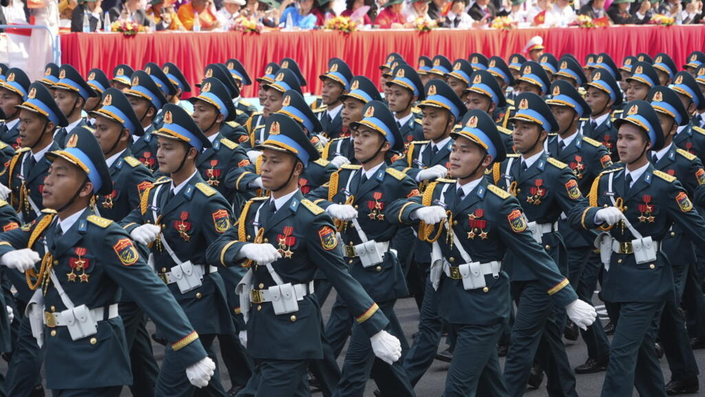 Des troupes vietnamiennes défilent lors d'une parade commémorant le 50e anniversaire de la fin de la guerre à Ho Chi Minh-Ville, au Vietnam, le mercredi 30 avril 2025.