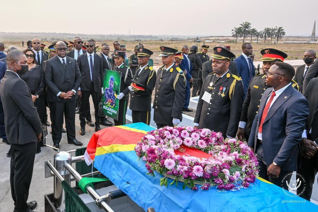 Maofisa wawili wa juu katika jeshi la Congo ambao waliuawa katika shambulio la waasi wa M23, hapo jana walipewa heshima ya mazishi ya kitaifa jijini Kinshasa.