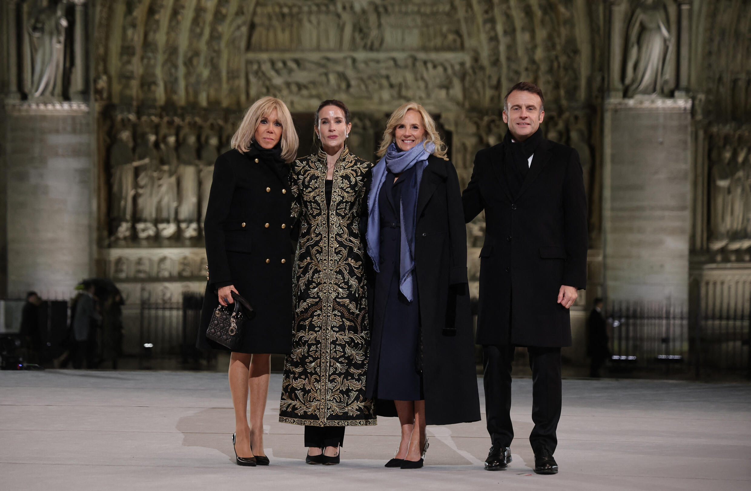 O presidente francês Emmanuel Macron e a sua esposa, Brigitte Macron (E) posam com a primeira-dama dos Estados Unidos Jill Biden (C) e sua filha, Ashley Biden (CE) diante da Catedral de Notre-Dame, antes de uma cerimônia para marcar a reinauguração da catedral. Em Paris, em 7 de dezembro de 2024. (Foto de Christophe PETIT TESSON / POOL / AFP)