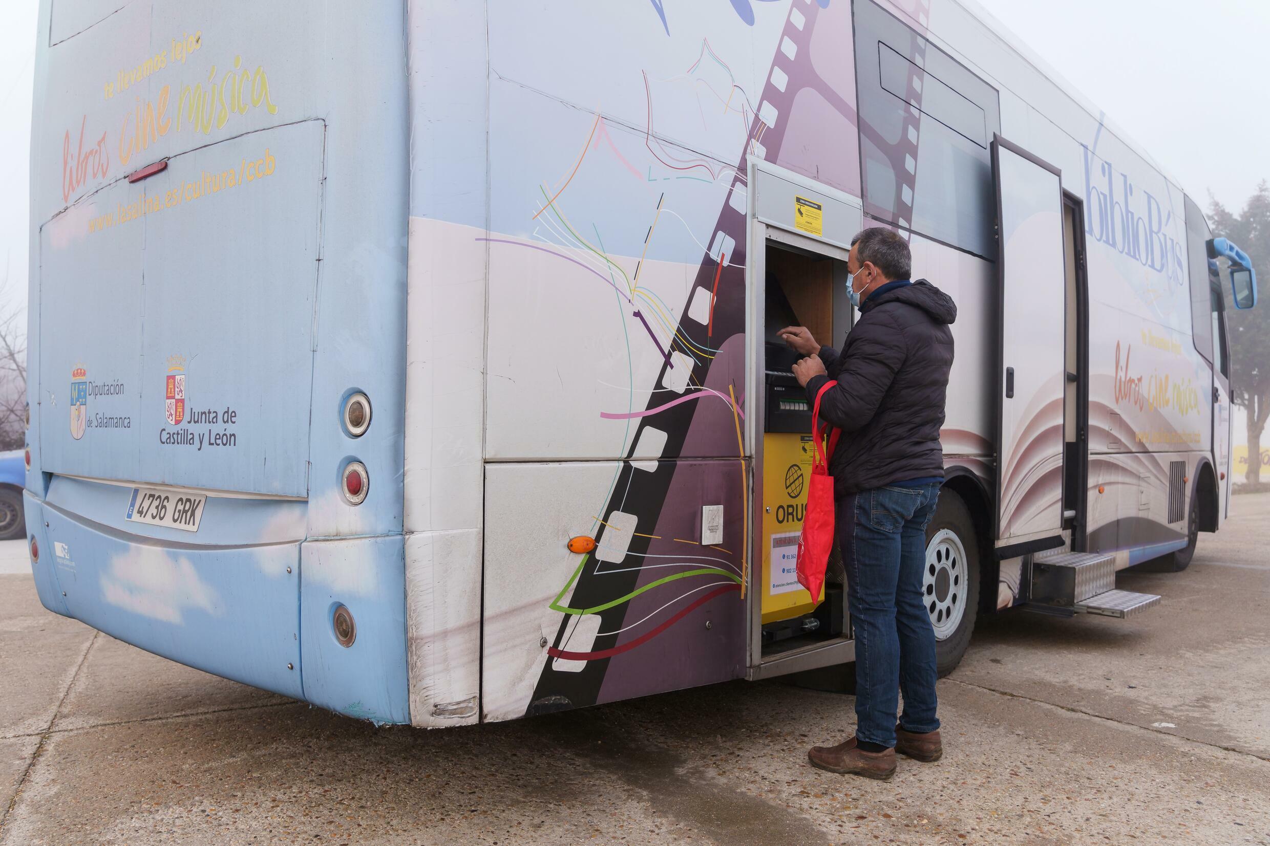 Alguien recoge dinero en un puesto de control instalado en un autobús de la biblioteca en Añover de Dorm
