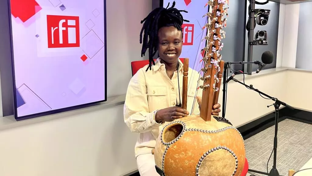 Senny Camara performing