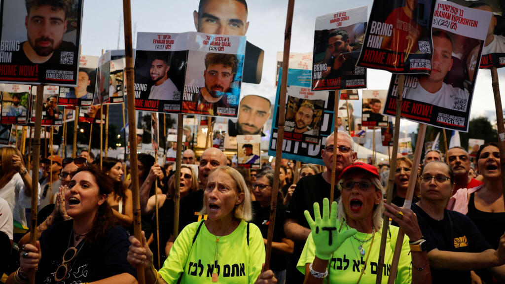 Manifestantes participam de um protesto em Tel Aviv para exigir a libertação imediata dos reféns sequestrados pelo Hamas, em 19 de julho de 2025.