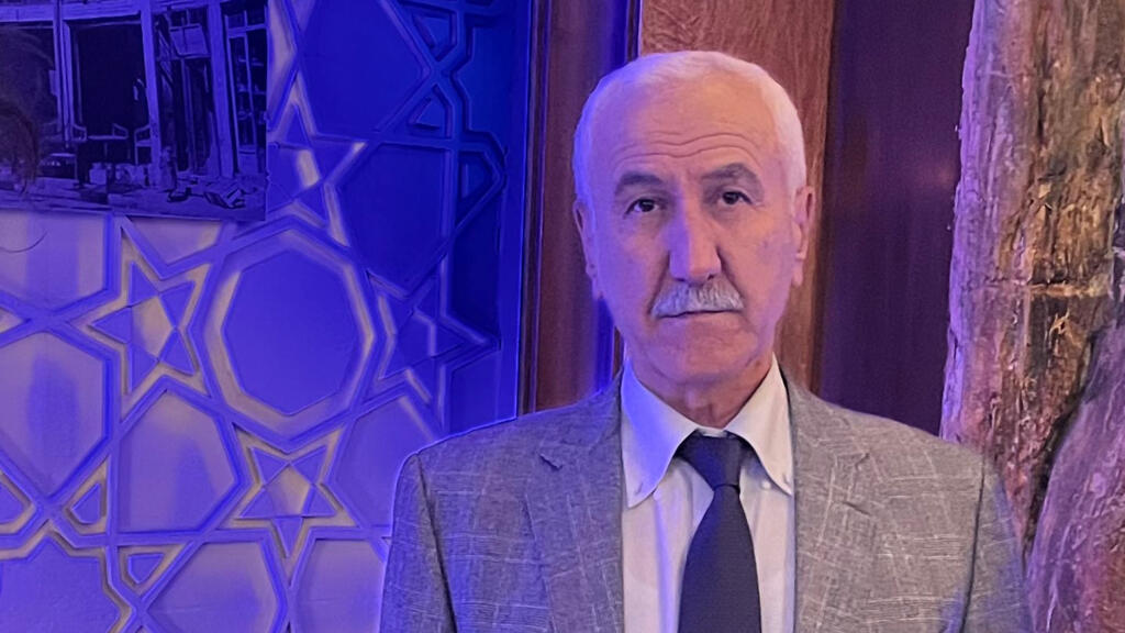 L'ancien juge Rizgar Mohammed Amin, dans un café d'Erbil, en 2023.