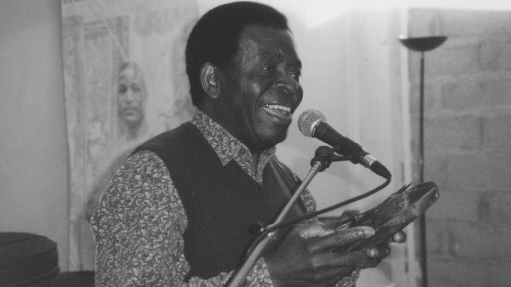 Francis Bebey pendant l’enregistrement de "Dibiye" en 1997.