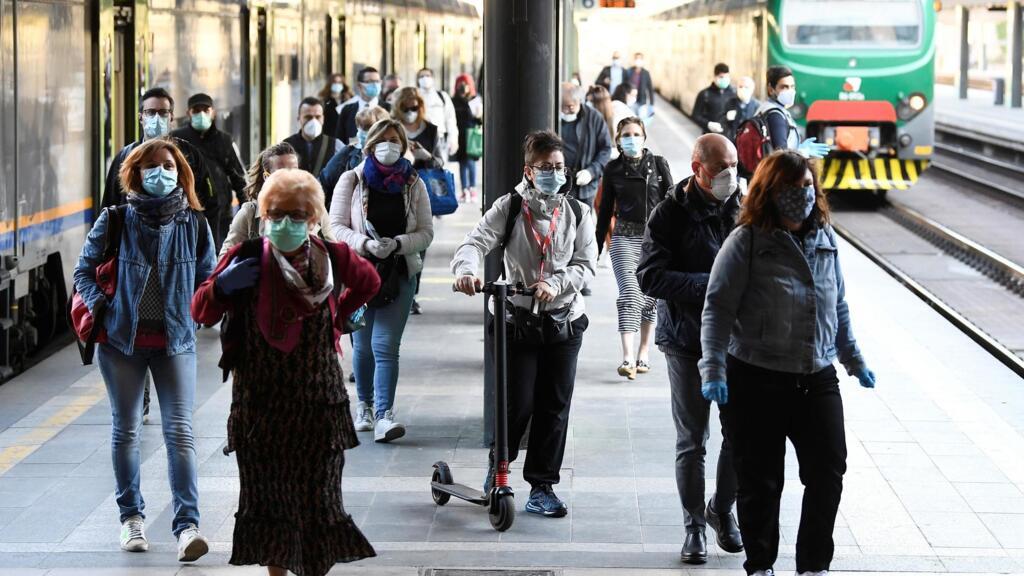 Le port du masque est désormais obligatoire dans les transports publics italiens. Station Cadorna, à Milan, le 4 mai 2020.