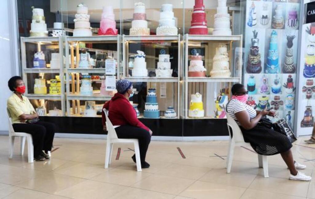 Respect de la distanciation physique dans un magasin à Johannesburg, en Afrique du Sud. Le 5 mai 2020.