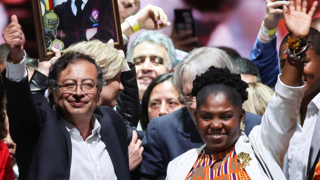Gustavo Petro e a vice-presidente Francia Marquez da coalizão Pacto Histórico comemoram a vitória no segundo turno das eleições presidenciais, na Arena Movistar, em Bogotá, Colômbia, em 19 de junho de 2022.