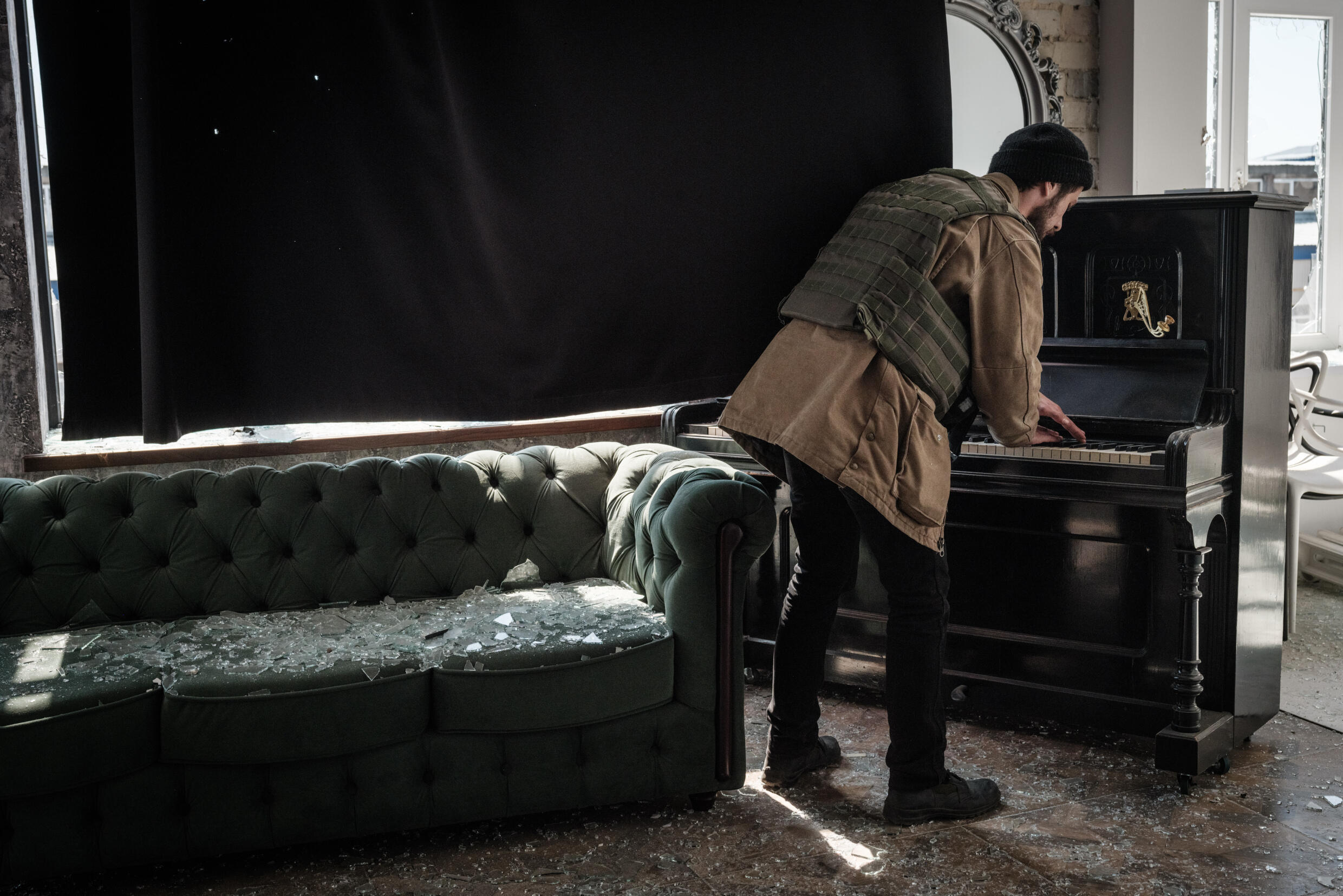 Un hombre toca el piano en un estudio fotográfico abandonado en Severodonetsk, este de Ucrania, el 7 de mayo de 2022