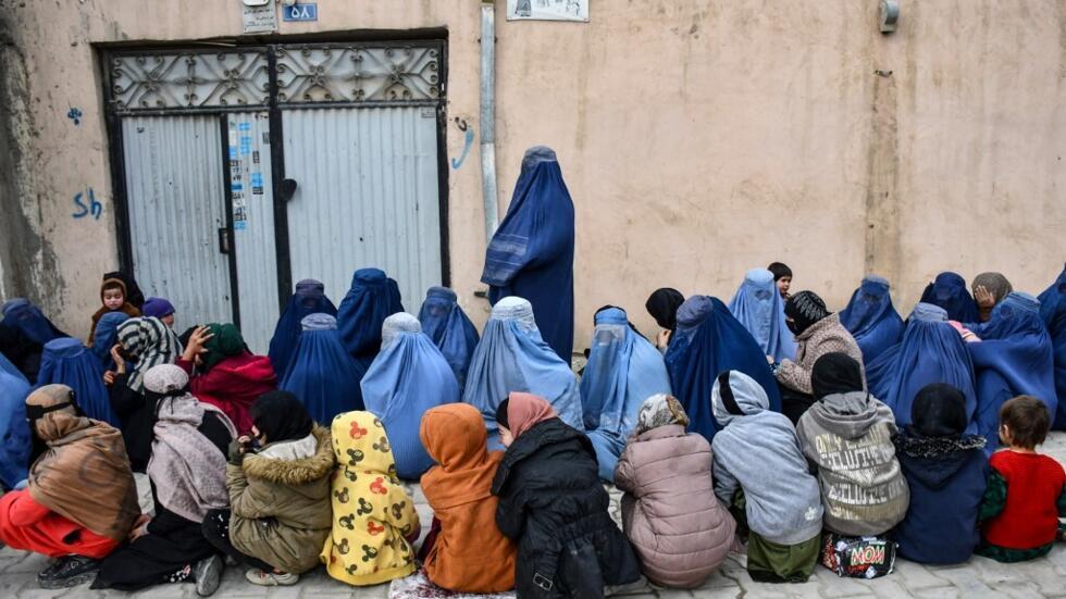 Phụ nữ và trẻ em Afghanistan xếp hàng chờ nhận viện trợ lương thực từ một tổ chức từ thiện địa phương trong tháng ăn chay Ramadan ở Mazar-i-Sharif, Afghanistan, vào ngày 5 tháng 3 năm 2025.