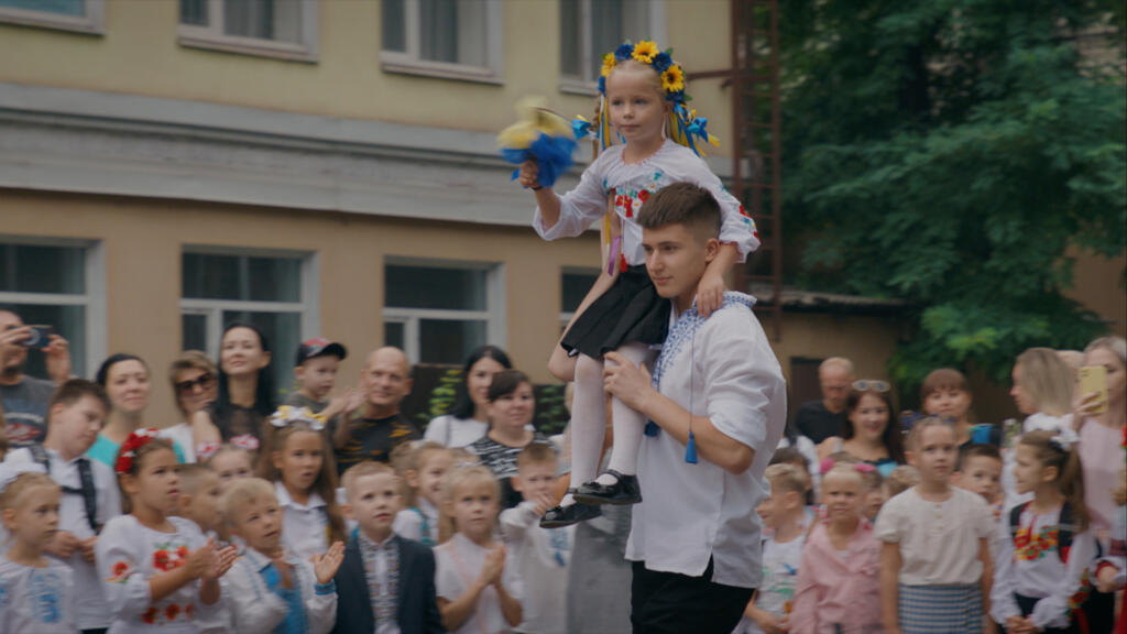 Malgré l’inquiétude et les pleurs, on porte haut les couleurs nationales pendant la fête de cette école de Kamianske, à 105 km du front au moment du tournage.