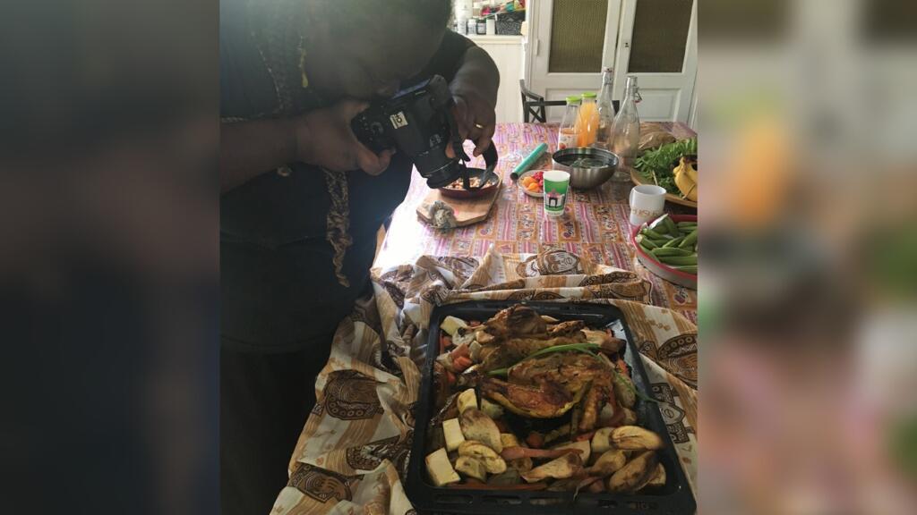 Nathalie prenant le poulet prêt en photo.