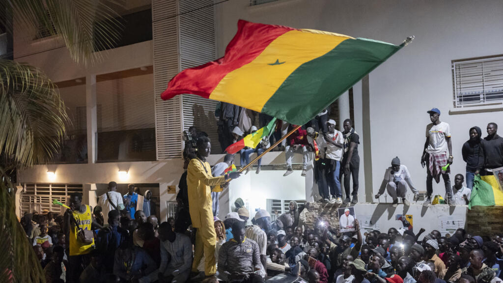 Des partisans célèbrent la libération du chef de l'opposition sénégalaise, Ousmane Sonko, et de son principal allié, Bassirou Diomaye Faye, devant le domicile de Sonko à Dakar, au Sénégal, le jeudi 14 mars 2024. Sonko était en prison depuis juillet 2023 et a mené une longue bataille juridique pour se présenter à l'élection présidentielle du 24 mars 2024.